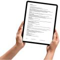 Person hält Tablet mit Datenschutzerklärung für Kundenporträts.