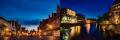Nachtfotografie in Hamburg bei Diefotomanufaktur Nachtaufnahme von Hamburg mit beleuchteten Gebäuden und Fluss.