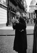Fotograf in Paris bei einem Fotoshooting, historische Stadtansicht.