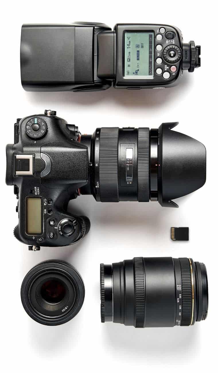 Hochwertige digitale Kamera mit Zoomobjektiv, Blitzgerät, Speicherkarte und Zubehör.