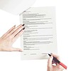 Hand unterschreibt Einwilligungserklärung für Kundenfotos im Bau- und Handwerksbereich.